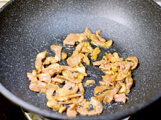 8、蒜苔炒肉,炒至断生，盛出备用