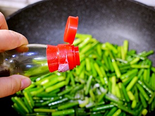 11、蒜苔炒肉,加生抽