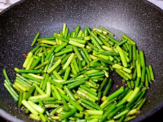 12、蒜苔炒肉,炒匀