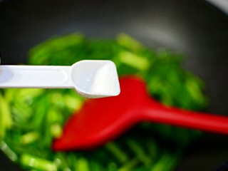 10、蒜苔炒肉,加盐