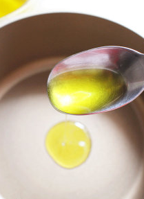 8、葱油酥香干拌面,油锅中续放入葱油2勺