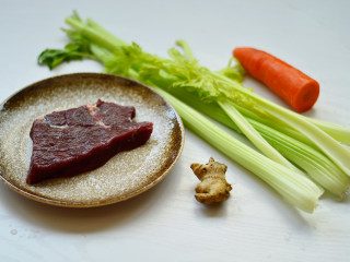 1、西芹炒牛肉,材料准备好