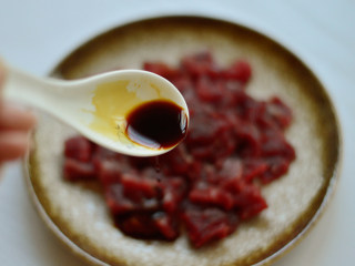 3、西芹炒牛肉,调入酱油、料酒、白糖、麻油