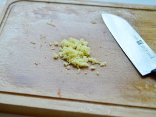 7、西芹炒牛肉,姜切成碎末