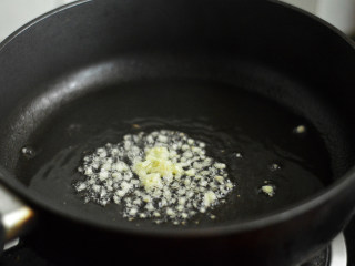 8、西芹炒牛肉,锅里烧热油，爆香姜蓉