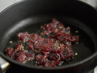 9、西芹炒牛肉,放入牛肉片