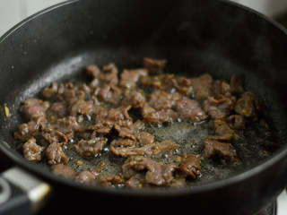 10、西芹炒牛肉,大火快速划炒至牛肉变色