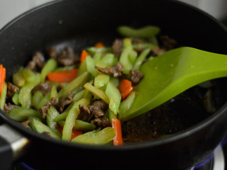12、西芹炒牛肉,炒至断生后调入酱油，翻炒均与