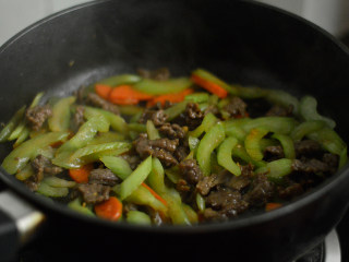 14、西芹炒牛肉,翻炒均匀即可