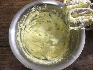 3、蔓越莓曲奇饼干,用打蛋器搅拌均匀，无需打发。