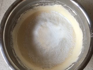 2、韩国草莓蛋糕,筛入低粉