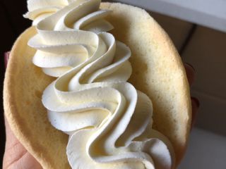 6、韩国草莓蛋糕,先在下面挤上一条，再挤出花纹，摆上草莓????即可。