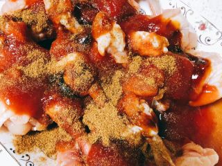 8、蜜汁烤翅根-年夜饭、宴请菜类,撒入适量孜然粉、辣椒粉。