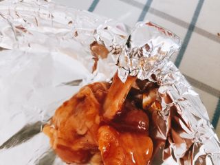 13、蜜汁烤翅根-年夜饭、宴请菜类,用锡箔纸把翅根柄头包起来，以防烤焦，且方便食用。