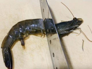 1、鲜虾饼,取三只大明虾????，洗净，去虾头，虾头先不要丢了，可以用来煮粥的；