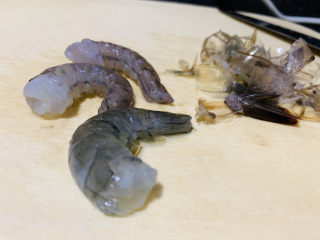 2、鲜虾饼,剥虾壳；