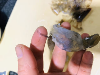 3、鲜虾饼,用刀????划开虾背，取出虾线；