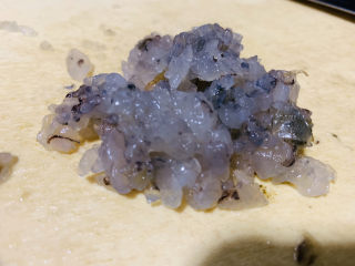 4、鲜虾饼,将处理干净的鲜虾，剁碎，保留颗粒感；