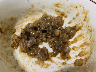 10、鲜虾饼,将调料和虾碎搅拌均匀，腌制十分钟；