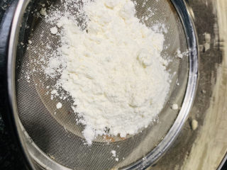 13、鲜虾饼,面粉过塞，撒入鲜虾蛋液中，撒过的面粉比较容易搅拌；