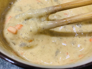 14、鲜虾饼,把面粉搅拌均匀呈糊状；