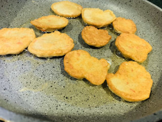 17、鲜虾饼,一面金黄，翻另一面继续小火煎；