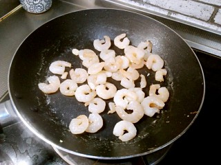 9、芹菜鸡蛋炒虾仁,锅底油，加入虾仁，炒熟盛出备用