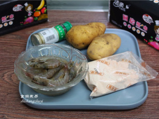 1、凤尾虾球,备好食材，将鲜虾洗净，放入冰箱冷藏室冷冻30分钟左右，取出就能顺利剥壳。