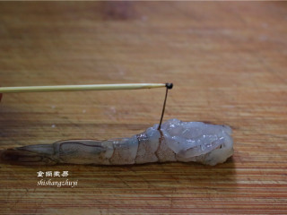 2、凤尾虾球,切去虾头，剥开虾壳，留尾巴最后一节不要剥，在虾背上竖着切一刀，用牙签挑出虾肠。
