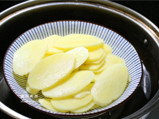 5、凤尾虾球,放入蒸锅中，大火蒸15分钟，用筷子能轻松压碎证明土豆已经软烂。