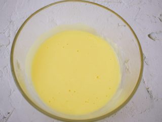 4、酸奶舒芙蕾蛋糕,搅拌均匀