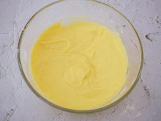 6、酸奶舒芙蕾蛋糕,搅拌均匀