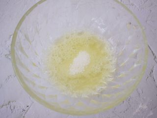 7、酸奶舒芙蕾蛋糕,蛋清中加入几滴柠檬汁,没有柠檬汁可以用白醋代替,主要是去除蛋腥味,打发至粗泡,白糖分三次加入到蛋清中