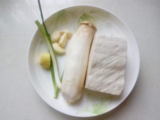 1、菌茹烩豆腐,准备好食材,用老豆腐比较不容易碎。豆腐里的高氨基酸和蛋白质含量较高,豆腐脂肪的78%是不饱和脂肪酸并且不含有胆固醇。