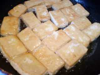 6、菌茹烩豆腐,一面全部煎黄后,翻面再煎到金黄。