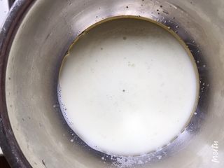 1、草莓蛋糕卷,牛奶、油和10g糖混合，充分搅拌均匀，要看不到油星，整体呈乳白色，略微浓稠一点