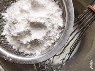 2、草莓蛋糕卷,筛入低粉，用蛋抽划直线拌匀
