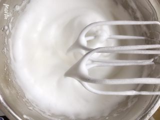 4、草莓蛋糕卷,蛋清加60g糖和白醋打发至如图状态，糖分次加也可以，一次性加也可以。另外要注意⚠️因为我的面糊后面调了颜色会有一定消泡，所以蛋清打得比普通蛋糕卷的蛋清偏硬一点点，普通的打至大弯勾状态就可以了