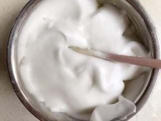 6、草莓蛋糕卷,剩下的蛋清倒入，先用刮刀均匀铺开，再翻拌均匀