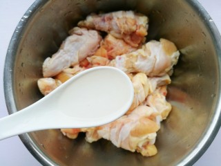 2、外酥里嫩的黄金炸鸡腿,加一勺料酒。