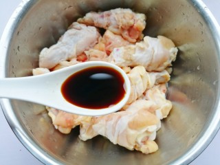 3、外酥里嫩的黄金炸鸡腿,两勺生抽。