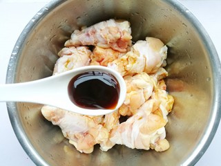 4、外酥里嫩的黄金炸鸡腿,一勺蚝油。