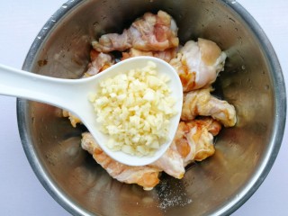 8、外酥里嫩的黄金炸鸡腿,一勺大蒜末。