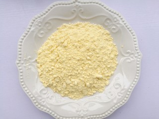 11、外酥里嫩的黄金炸鸡腿,准备一碗面粉。