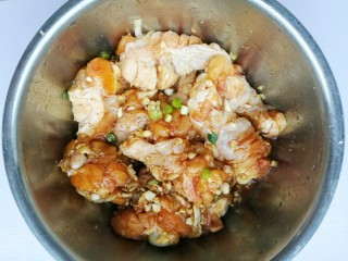 10、外酥里嫩的黄金炸鸡腿,搅拌均匀，腌制1小时以上。