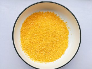 14、外酥里嫩的黄金炸鸡腿,一碗面包糠。