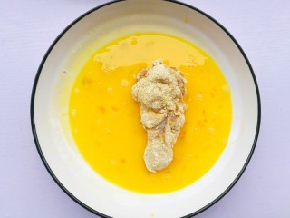 16、外酥里嫩的黄金炸鸡腿,一层鸡蛋液。