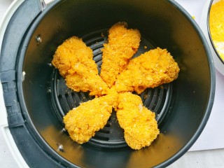18、外酥里嫩的黄金炸鸡腿,放入预热好的空气炸锅内。