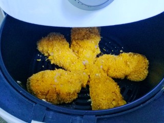 20、外酥里嫩的黄金炸鸡腿,翻面两次。