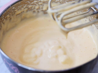 5、老式鸡蛋糕,提起打蛋头滴落时纹路不易消失即可